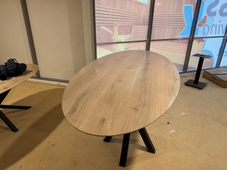 Bartafel, naturel eikenhout, zwart metalen poot